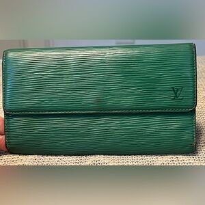 Louis Vuitton Elegant Green Women's Bag